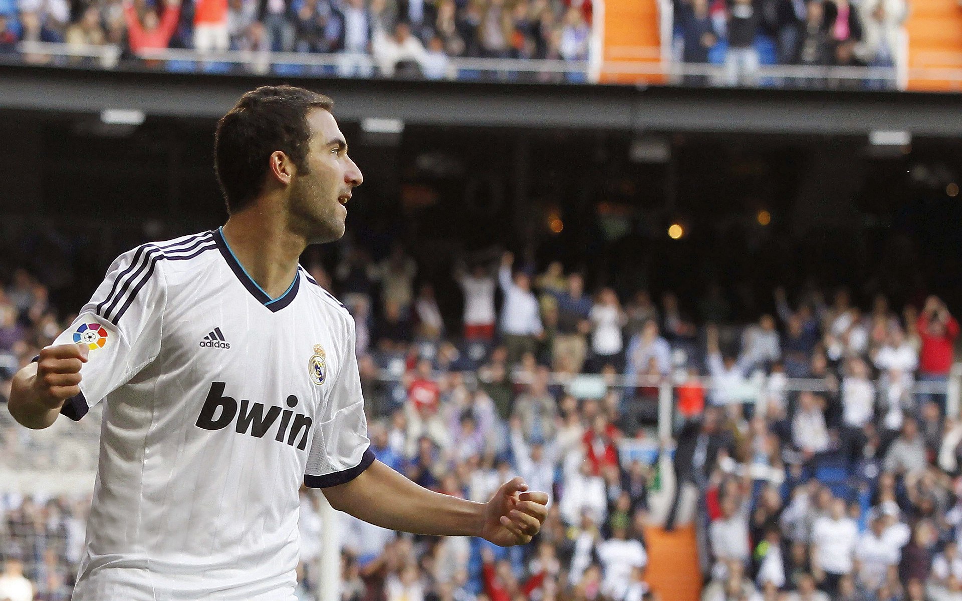 英超激烈角逐，豪门之间拼抢不断